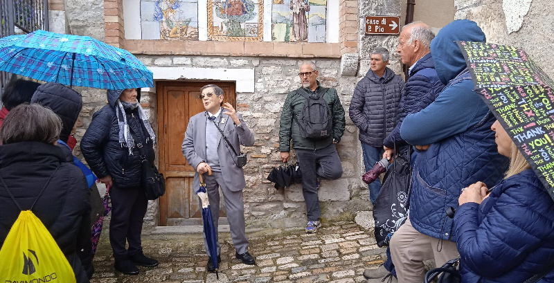 Donato Calabrese con un gruppo di pellegrini e devoti di Padre Pio