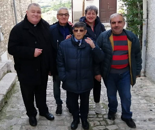 Donato Calabrese in primo piano al centro nel Borgo antico di Pietrelcina