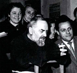 Cleonice Morcaldi sorridente alle spalle di Padre Pio