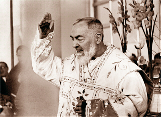 La Benedizione di Padre Pio al termine della Santa Messa