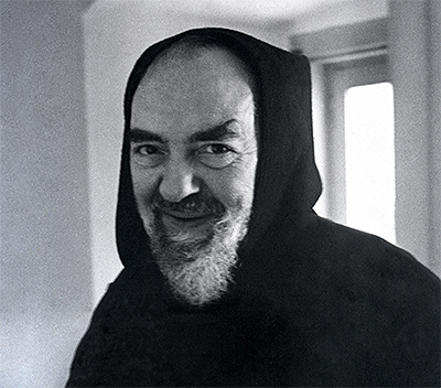 Un sorridente Padre Pio