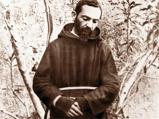 Padre Pio: i guanti coprono le stigmate