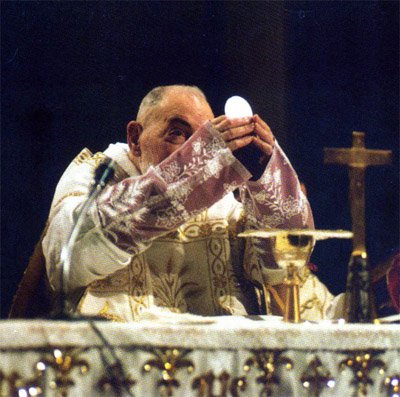 Padre Pio celebra la Santa Messa